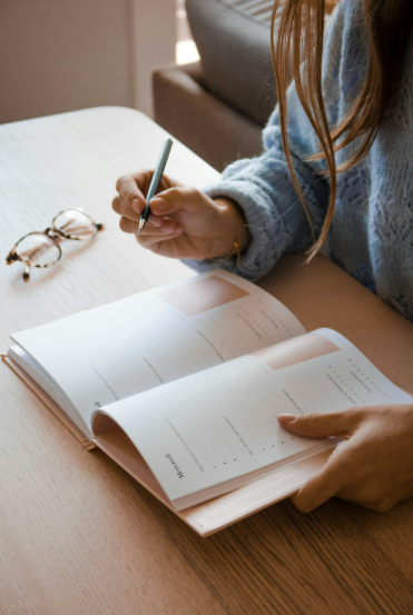 Inspirasi dalam Setiap Tinta: Menggunakan Pena untuk Menuliskan Cerita yang Memotivasi