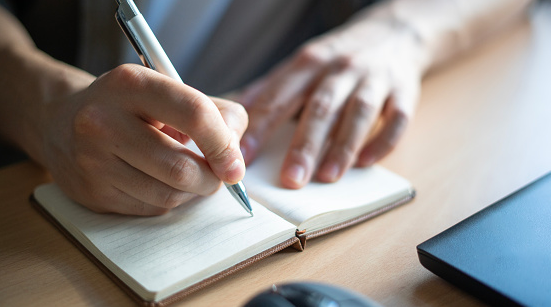 Menggali Makna dalam Kata-Kata: Menulis untuk Meningkatkan Kesadaran Diri dan Dunia