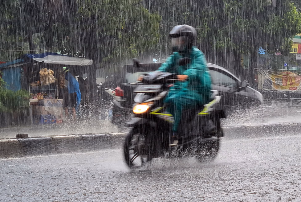 Tips Berkendara Hujan agar Tetap Aman dan Tenang di Jalan